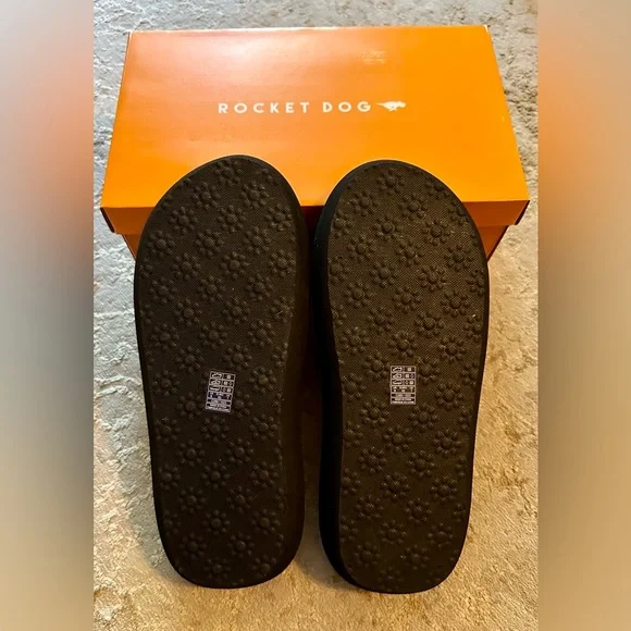 Rocket Dog’s Splash Slides - Picture 6 of 7